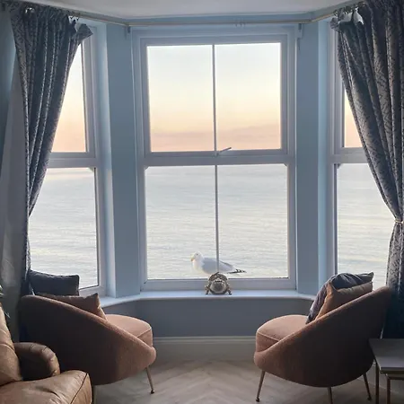 Sea Front Hideaway Apartment *